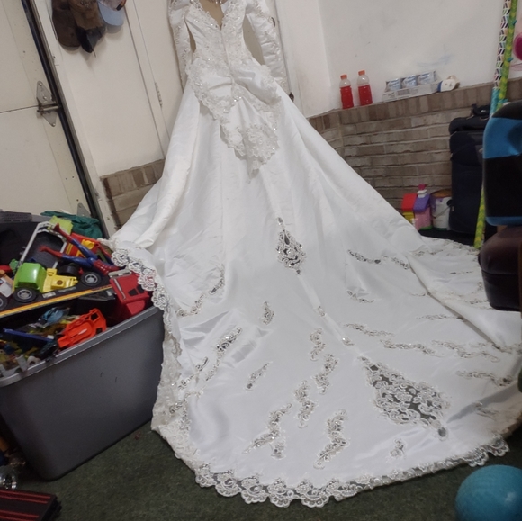 Vintage off white wedding gown 8-ft train satin and pearls very nice size 2 - Picture 6 of 11